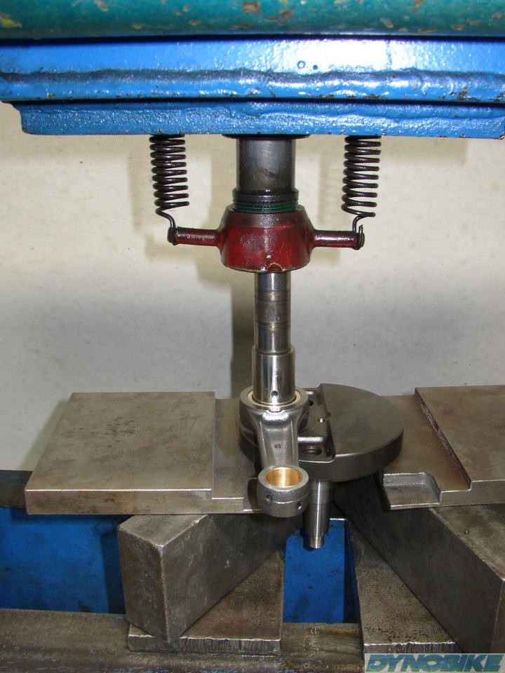 Husqvarna_510_crank_in_press.jpg