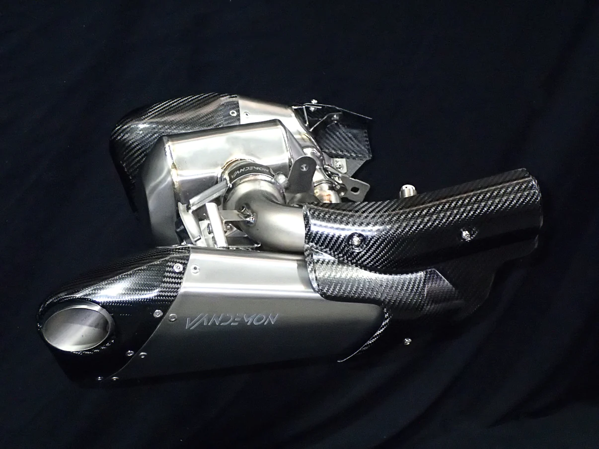 Vandemon Triumph Rocket 3 R & GT Stealth E-Valve Titanium Slip-On Mufflers 7